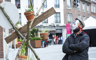 Discuter philo et musique dans un jardin tournaisien
