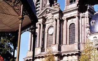Cap sur une cité perchée