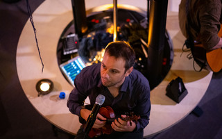 Anti-tempête : concert en cercle signé Tony Melvil